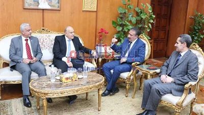 رئيس جامعة المنوفية يصرف مكافأة ٦٠٠ جنيه للأطباء والصيادلة بالمستشفيات الجامعية