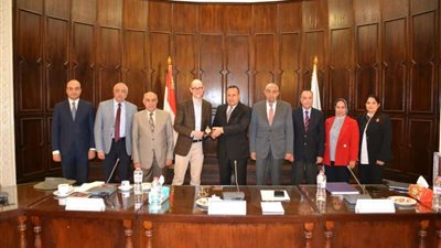 رئيس جامعة الإسكندرية يستقبل نائب رئيس مجموعة المناخ بجامعة كامبريدج البريطانية