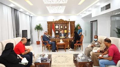 محافظ قنا يواصل استقبال المواطنين بمكتبه لبحث شكواهم