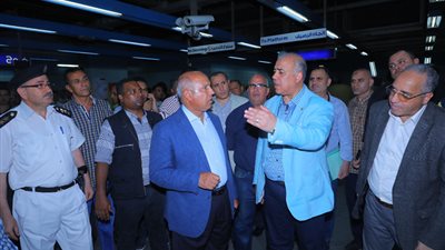 وزير النقل يضع خطة إنهاء الزحام في مترو الأنفاق