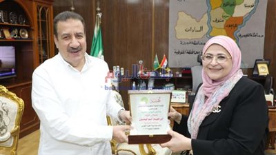 برلمانية تهدي درع تذكاري لمحافظ المنوفية لهذا السبب