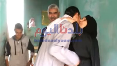 إحدى المتعافيات من كورونا تقبل أولادها على الهواء.. فيديو