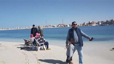 رئيس مدينة مرسى مطروح يفض تجمعات المواطنين بكورنيش المدينة لمواجهة كورونا