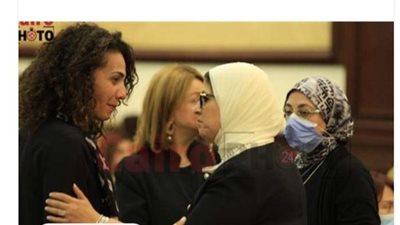 هالة زايد تقدم واجب العزاء في وفاة وزير التجارة السابق عمرو نصار  بمسجد المشير