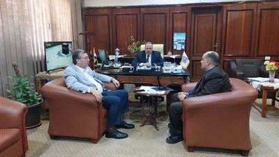 سكرتير عام قنا يبحث مع مسئولي 