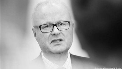 تاركًا رسالة مجهولة.. هل قتُل وزير المالية الألماني أم انتحر؟