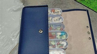 مطار القاهرة يضبط شخصين بحوزتهم مواد مخدرة