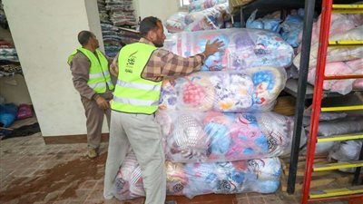 شركة مياه المنيا توزع مستلزمات طبية وقائية على عمال الصرف الصحي