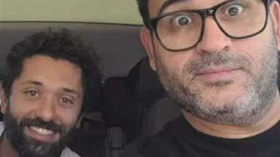 بصورة طريفة.. أكرم حسني يحتفل بعيد ميلاد كريم محمود عبد العزيز