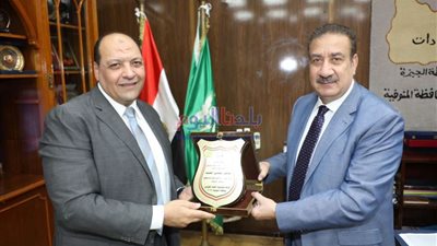 برلماني يهدي درع تذكاري لمحافظ المنوفية.. لهذا السبب