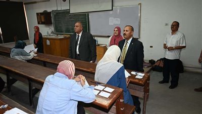 عميد كلية العلوم بالفيوم  يتفقد امتحانات الفصل الدراسي الثاني للعام الجامعي ٢٠٢٢/٢٠٢١