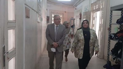 نائب رئيس جامعة حلوان يتفقد لجان الامتحانات لمتابعة الطلاب