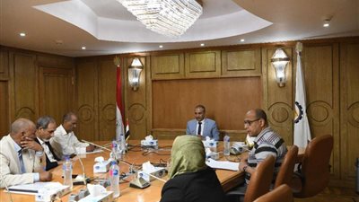 سكرتير مساعد قنا يترأس اجتماع متابعة الإلتزام بالاشتراطات البيئية للصرف الصناعي