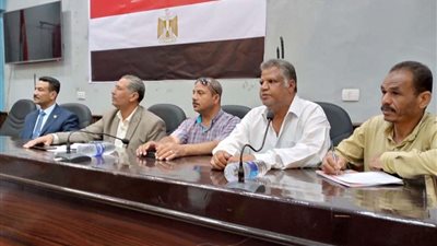 رئيس مدينة قوص بقنا يلتقي بعمد ومشايخ القري