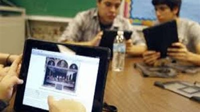 خطوة بخطوة.. كيف يؤدي طلاب أولى ثانوي الامتحانات على التابلت؟