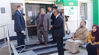 محافظ مطروح يتابع إجراءات صرف المعاشات بمكاتب البريد