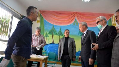 محافظ القليوبية يتفقد إجراءات صرف المعاشات بالمدارس ببنها