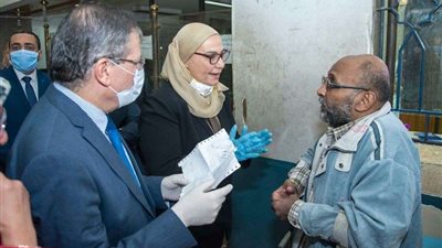 القباج تتابع صرف المعاشات في الساعات الأولى من اليوم الأول