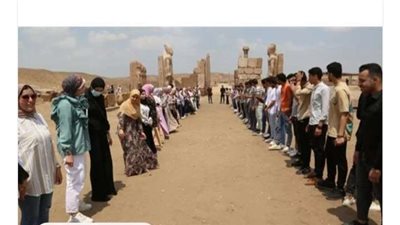طلاب ينظمون ممرا شرفيا لأستاذهم في منطقة أثرية بـ الشرقية