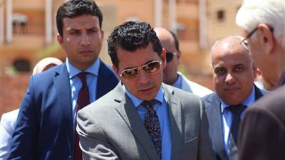 وزير الرياضة يبحث سير الإجراءات الوقائية للرياضيين