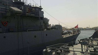 سفينة تركية تقصف طرابلس الليبية بالصواريخ