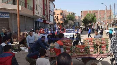 نائب محافظ بني سويف يفض 3 أسواق بطرق ودية