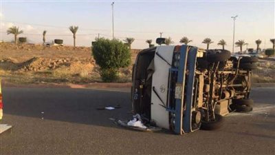 انقلاب سيارة نقل بالطريق الصحراوي اتجاه أكتوبر