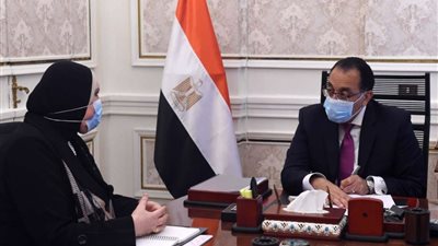 رئيس الوزراء يستعرض مع وزيرة التجارة والصناعة فعاليات منتدى 