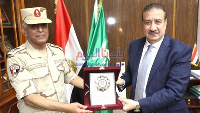 محافظ المنوفية يستقبل مدير جمعية المحاربين القدماء وضحايا الحرب على هامش الإحتفال السنوي لتكريم أسر الشهداء