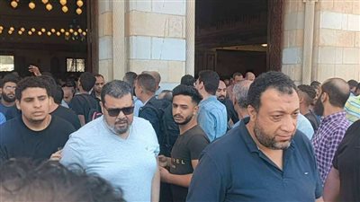 أبرز المشيعين بيومي فؤاد وريهام عبد الغفور والمخرج شريف عرفة.. بالصور جنازة والد الفنان أحمد فتحي
