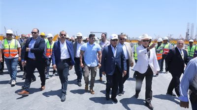 وزير النقل يقوم بجولة لتفقد أعمال الأرصفة الجديدة بميناء الأسكندرية