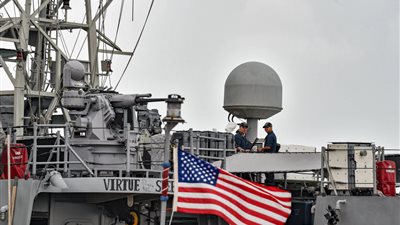 البحرية الأمريكية تكشف عن ملاحقة زوارق إيرانية لسفينتين بمضيق هرمز