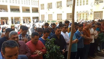 طلاب جامعة المنصورة يؤدون صلاة الغائب على الطالبة نيرة