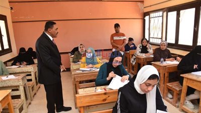 محافظ مطروح يتفقد امتحانات الثانوية العامة في يومها الثاني