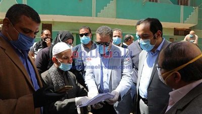 محافظ المنوفية يتفقد عدد من أسر العزل المنزلي ويؤكد تقديم كافة أوجه الدعم والرعاية اللازمة