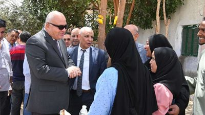 محافظ قنا يزور فتاة دار الرحمة الإسلامية بمنزل الزوجية