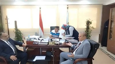 مسئولي وزارة التخطيط لتطوير المحليات يتابعون خدمات المركز التكنولوجي بمطروح