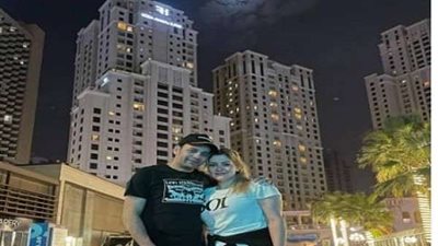 من دبي.. مصطفى قمر ينشر صورة جديدة برفقة زوجته