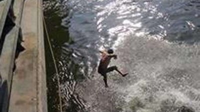 شاب يتخلص من حياته من أعلى كوبري دسوق.. والسبب أزمة نفسية