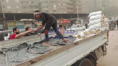 تموين العجوزة يشرف على بيع ٥ طن بطاطس بأرض اللواء