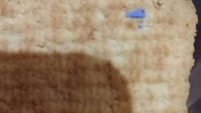 ضبط عبوات بسكويت مغشوشة داخل مصنع ببنها