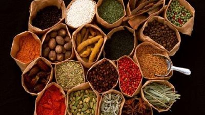 مباحث التموين تصادر 1847 عبوة مشروب منتهي الصلاحية داخل محل عطارة بالمنيا