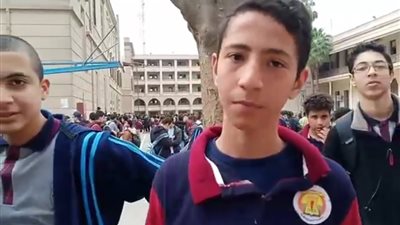 طلاب الصف الأول الثانوي يتدربون على استخدام منصة الاختبارات الإلكترونية