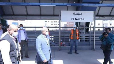 شاهد.. وزير النقل يوزع الكمامات على ركاب المترو خوفًا عليهم من فيروس كورونا
