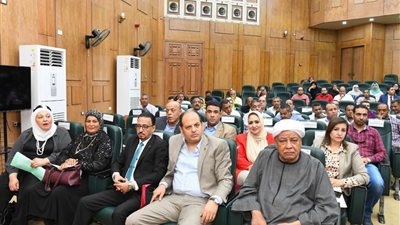 محافظ قنا يلتقي بأعضاء النواب والشيوخ لمناقشة القضايا الخدمية