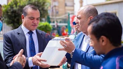 بالصور.. جهاز لتعقيم الأفراد من الرأس حتى القدمين بالمدخل الرئيسي لجامعة سوهاج