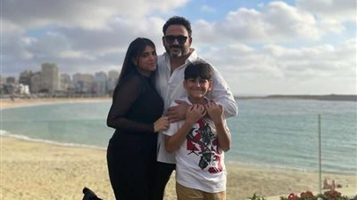 أكرم حسني يجدد نشاطه من إحدى شواطيء إسكندرية بصحبة أولاده