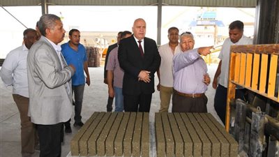محافظ قنا يجرى جولة تفقدية بعدد من مصانع منطقة هوّ الصناعية بنجع حمادى