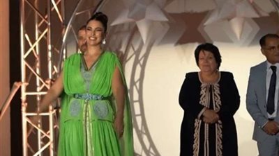 درة تستعرض إطلالتها بمهرجان ربيع الفنون بتونس.. فيديو