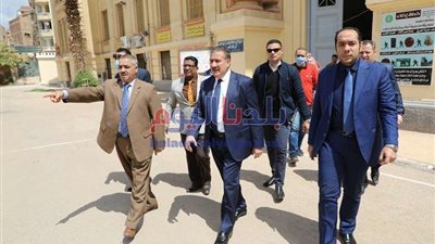 محافظ المنوفية يتفقد مركز تعليم الكبار ويوزع سلع غذائية على أسر العزل المنزلي